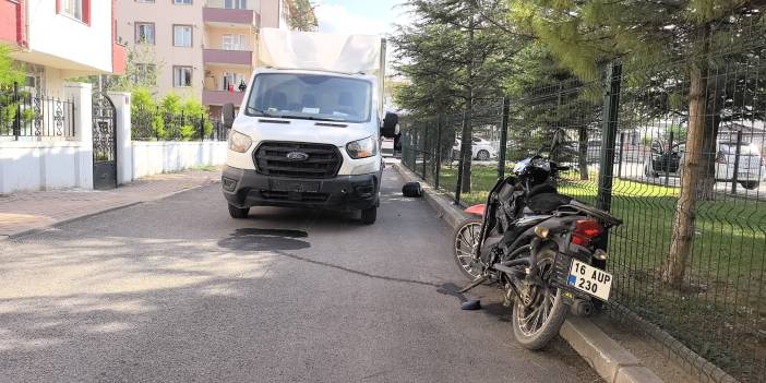 Kamyonetle çarpışan motosiklet sürücüsü ağır yaralandı