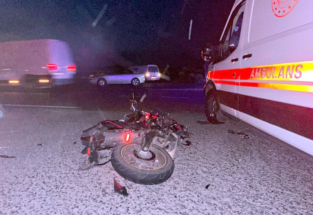 Hafif ticari araç ile motosiklet çarpıştı; 17 yaşındaki çocuk öldü, 1 yaralı 2