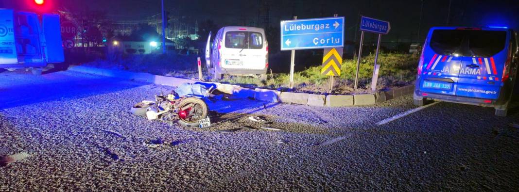 Hafif ticari araç ile motosiklet çarpıştı; 17 yaşındaki çocuk öldü, 1 yaralı 3