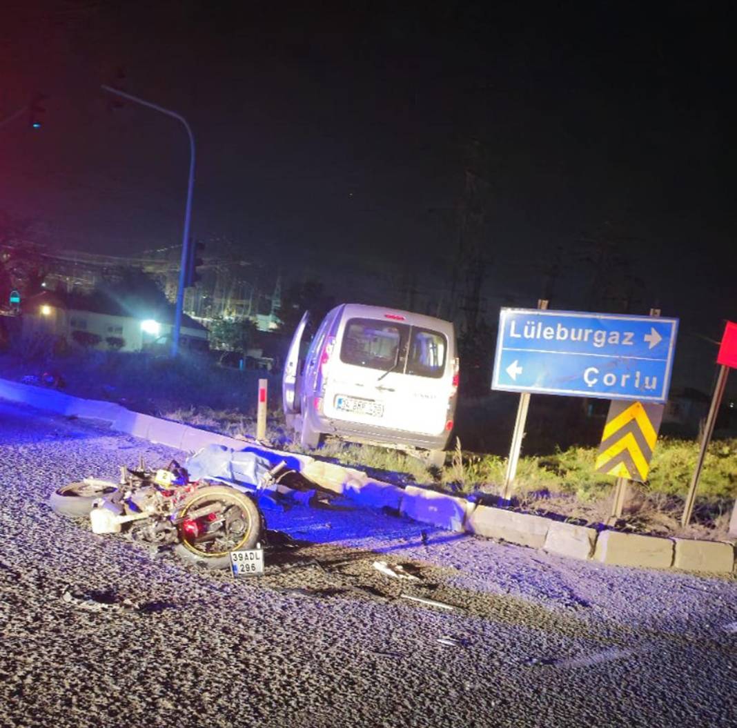 Hafif ticari araç ile motosiklet çarpıştı; 17 yaşındaki çocuk öldü, 1 yaralı 4