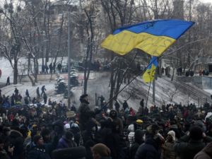 Ukrayna’da göstericiler Bölge Valiliklerine yürüyor
