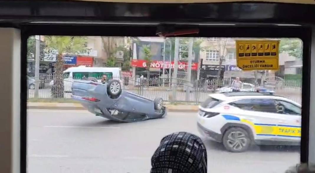 Kamyon ile çarpışan otomobil ters döndü 1