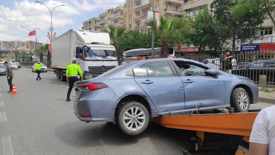 Kamyon ile çarpışan otomobil ters döndü 3