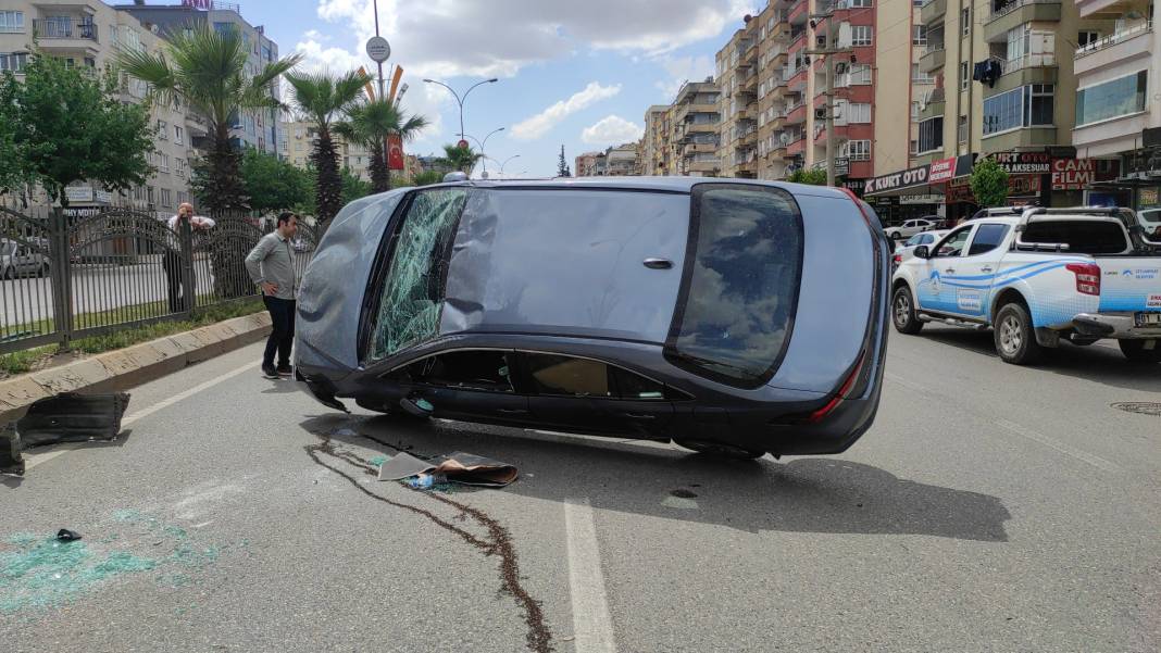 Kamyon ile çarpışan otomobil ters döndü 4