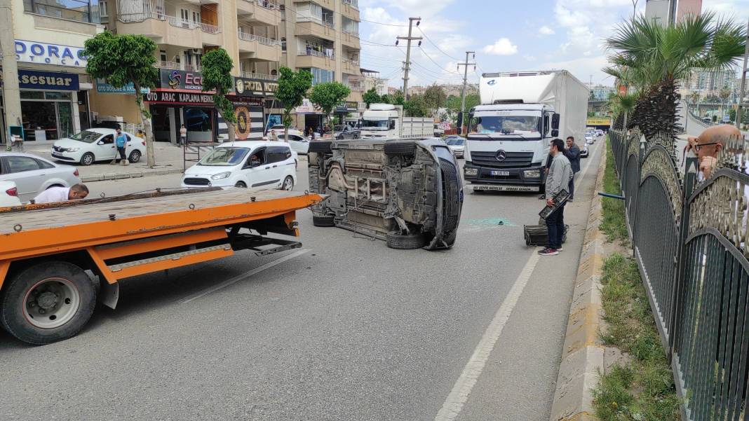 Kamyon ile çarpışan otomobil ters döndü 5