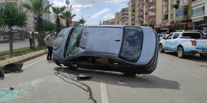 Kamyon ile çarpışan otomobil ters döndü