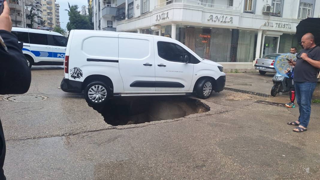 Yol çöktü, araç düşmekten son anda kurtuldu 1