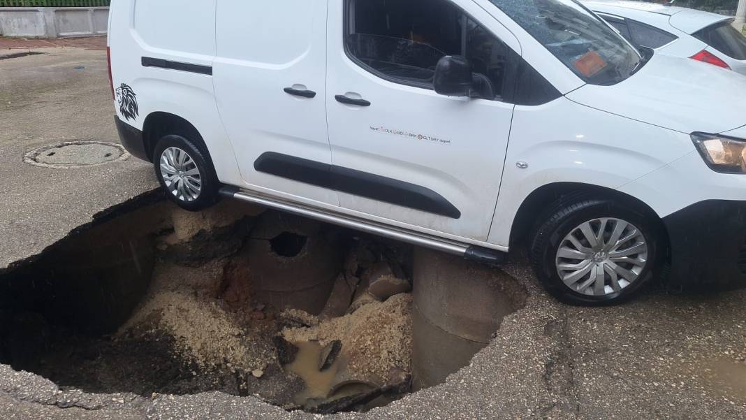 Yol çöktü, araç düşmekten son anda kurtuldu 2