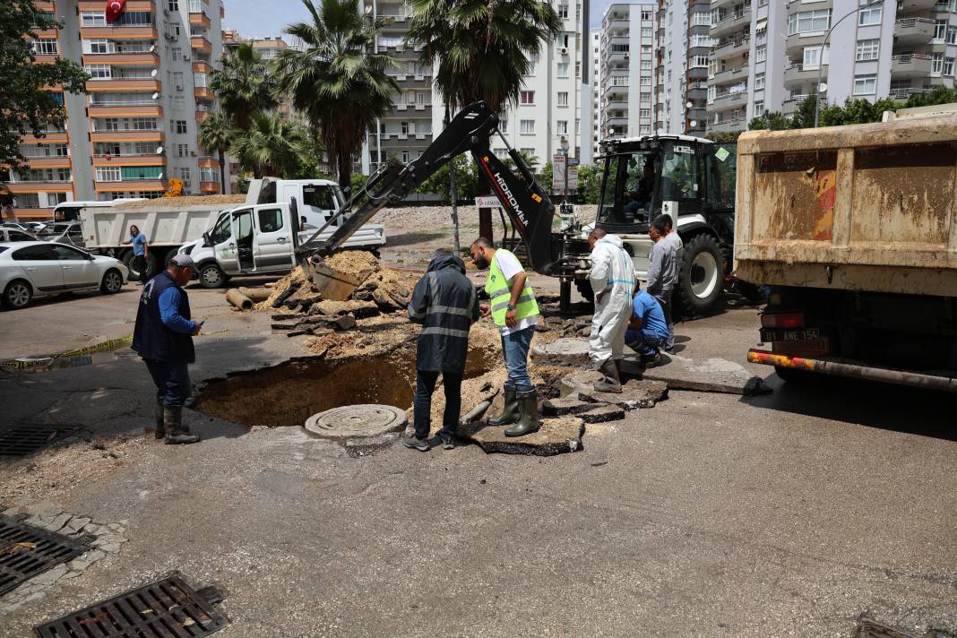 Yol çöktü, araç düşmekten son anda kurtuldu 3