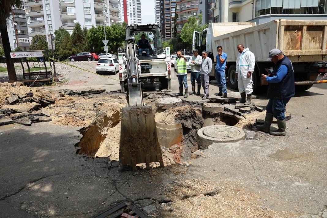 Yol çöktü, araç düşmekten son anda kurtuldu 4