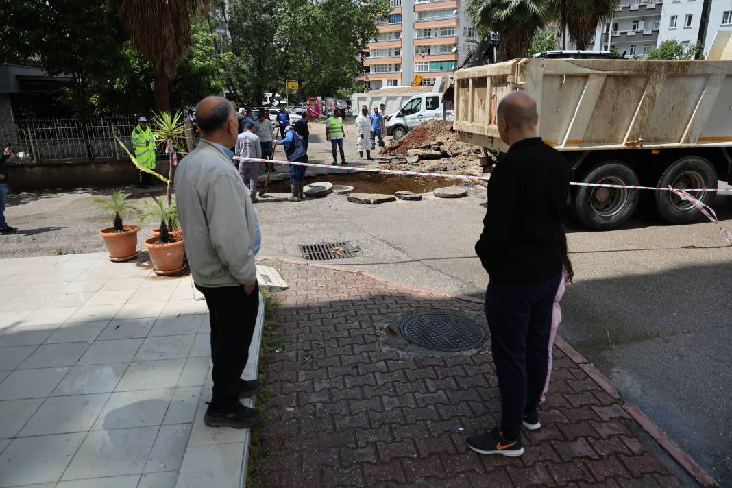 Yol çöktü, araç düşmekten son anda kurtuldu 6