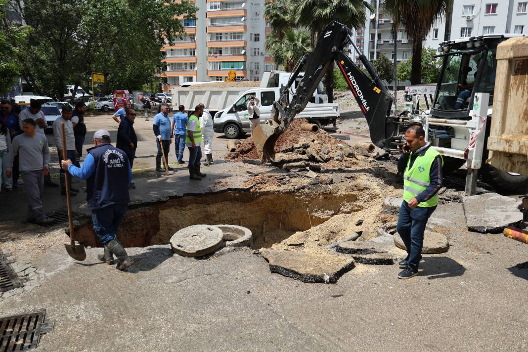Yol çöktü, araç düşmekten son anda kurtuldu 7