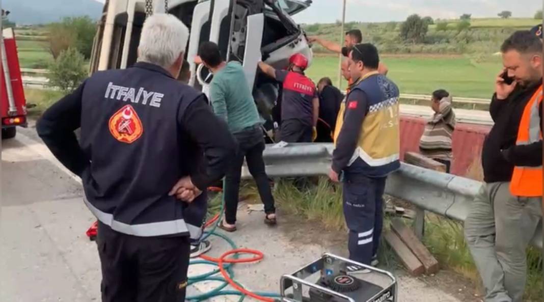 Tır şarampole devrildi, sürücü hayatını kaybetti 2
