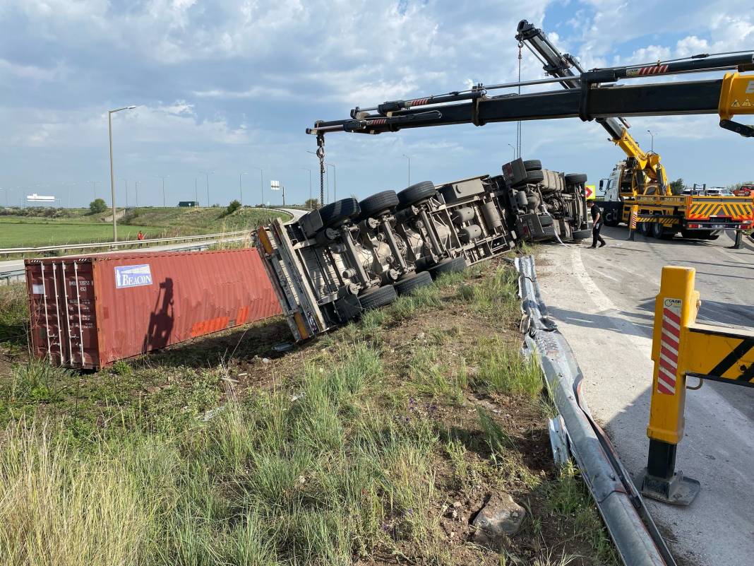 Tır şarampole devrildi, sürücü hayatını kaybetti 4