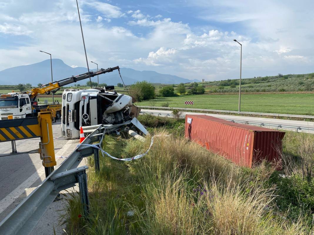 Tır şarampole devrildi, sürücü hayatını kaybetti 5