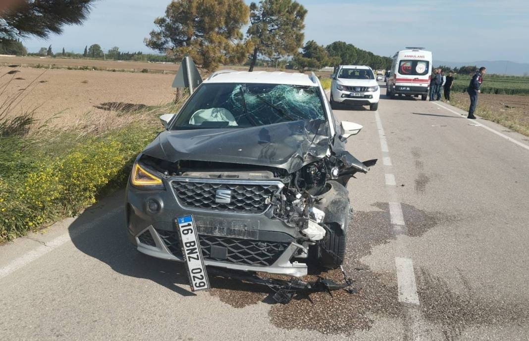 Motosiklet ile otomobil kafa kafaya çarpıştı: 1 ölü 3