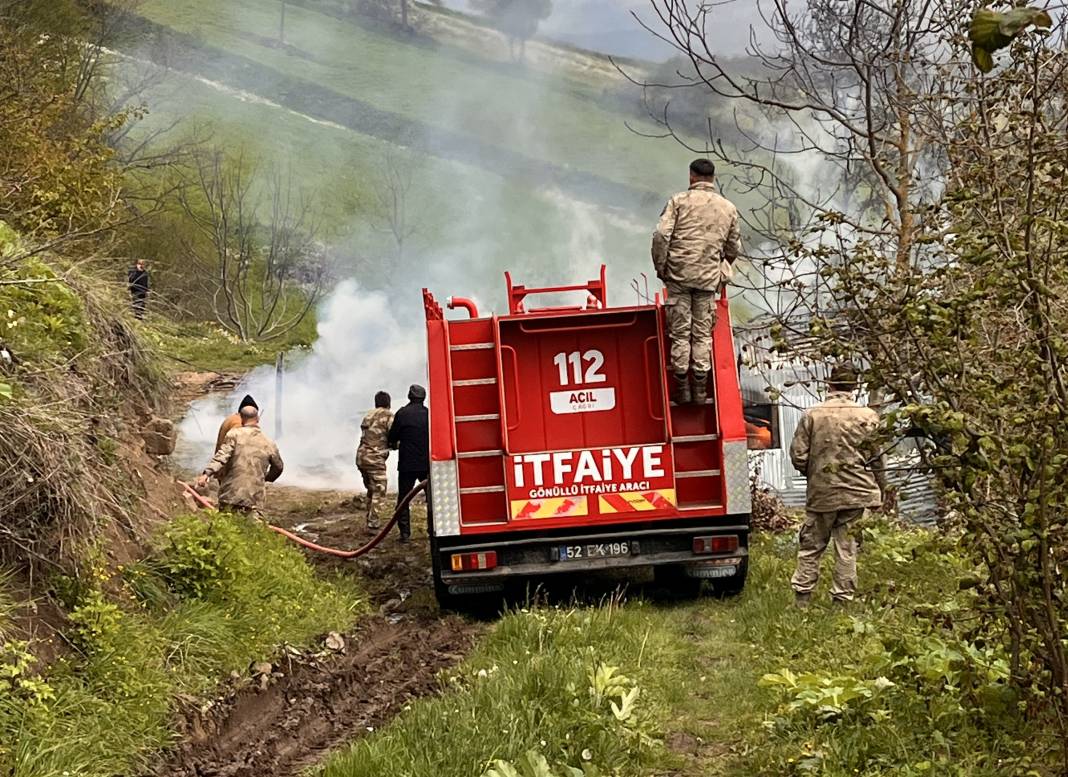 Yaşlı adamın evi, çıkan yangında küle döndü 3