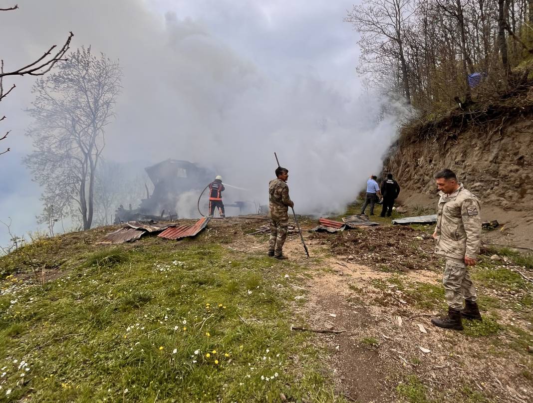Yaşlı adamın evi, çıkan yangında küle döndü 4