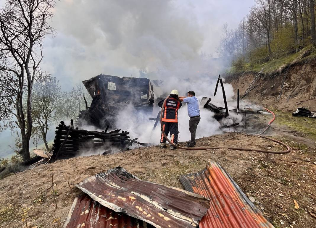 Yaşlı adamın evi, çıkan yangında küle döndü 6