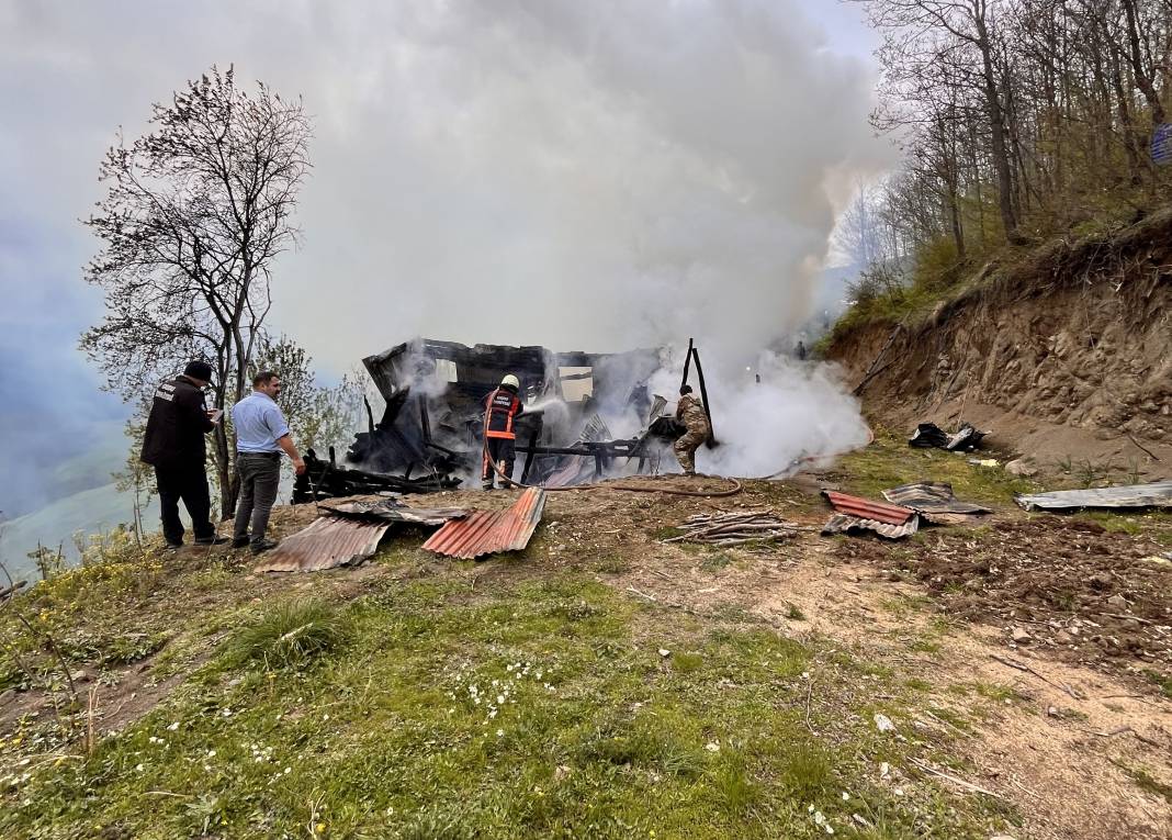Yaşlı adamın evi, çıkan yangında küle döndü 7