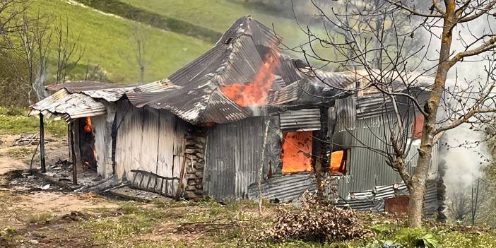 Yaşlı adamın evi, çıkan yangında küle döndü