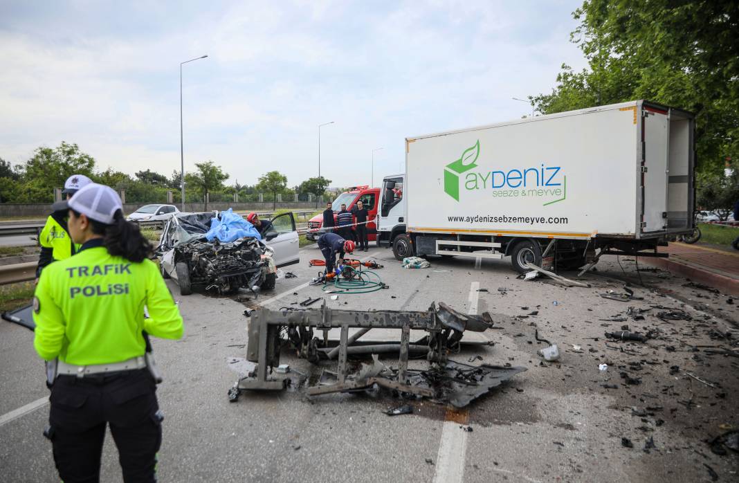 Kamyonete çarpan otomobilin sürücüsü öldü 3