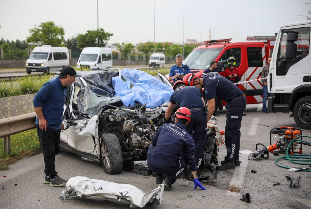 Kamyonete çarpan otomobilin sürücüsü öldü 4