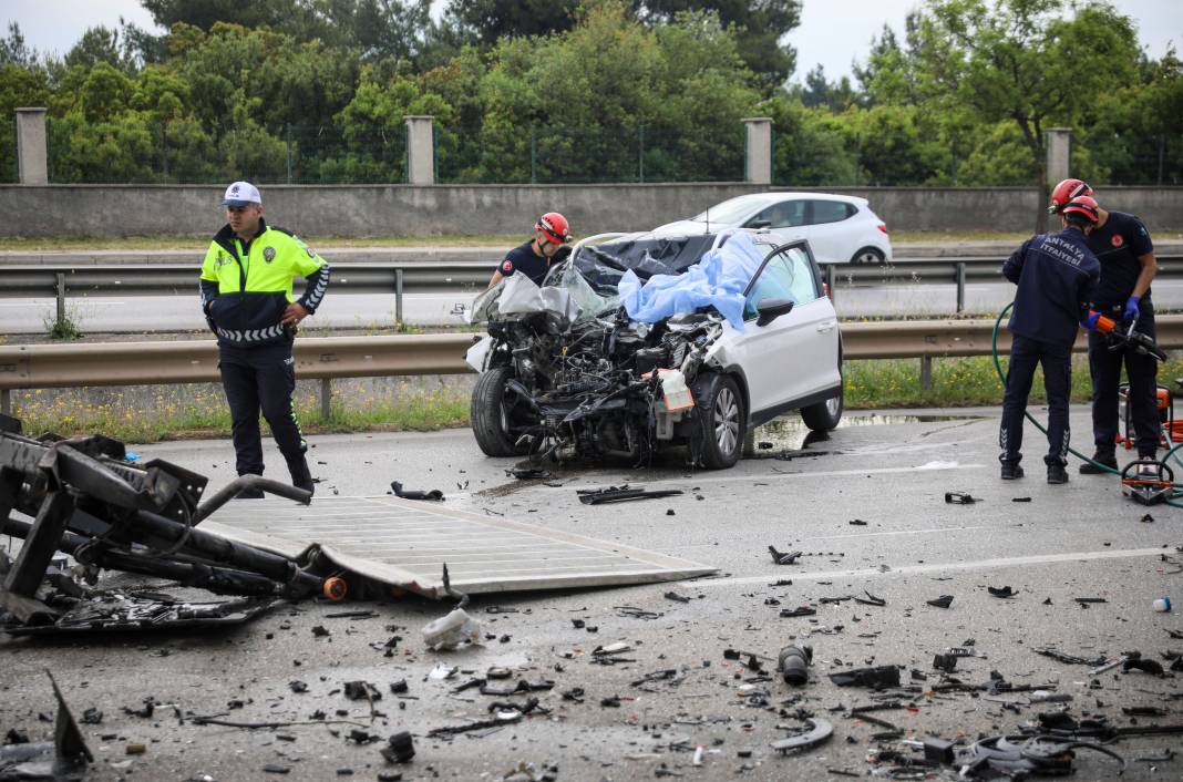 Kamyonete çarpan otomobilin sürücüsü öldü 5