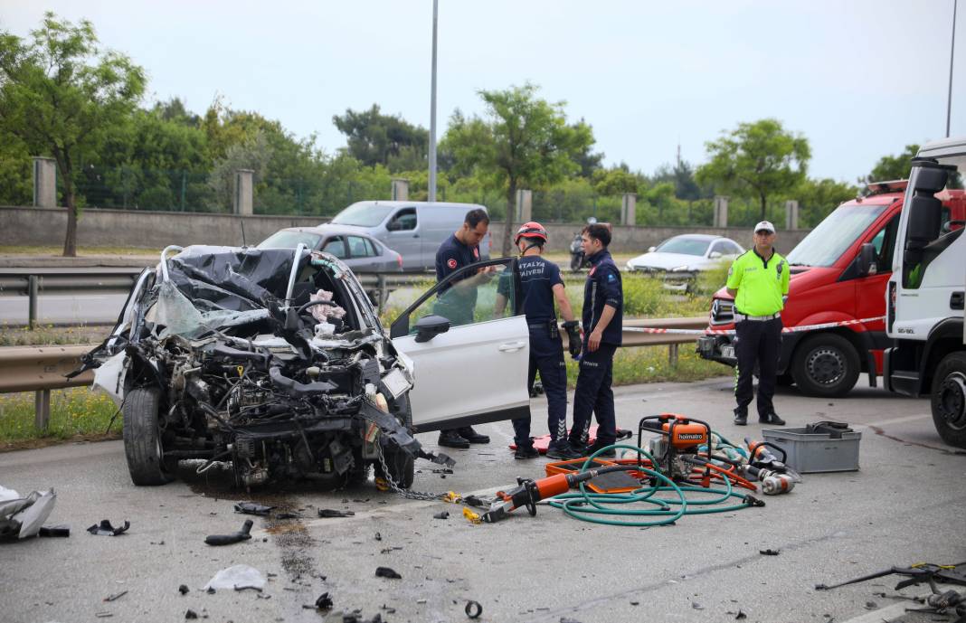 Kamyonete çarpan otomobilin sürücüsü öldü 6