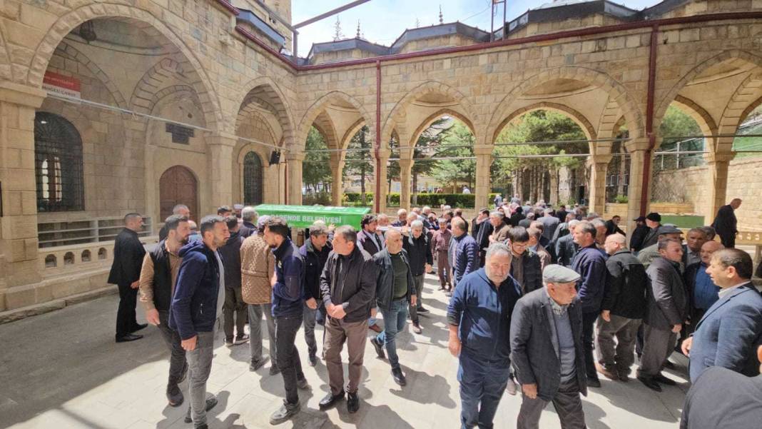 Eşi tarafından öldürülen 5 çocuk annesi toprağa verildi 2