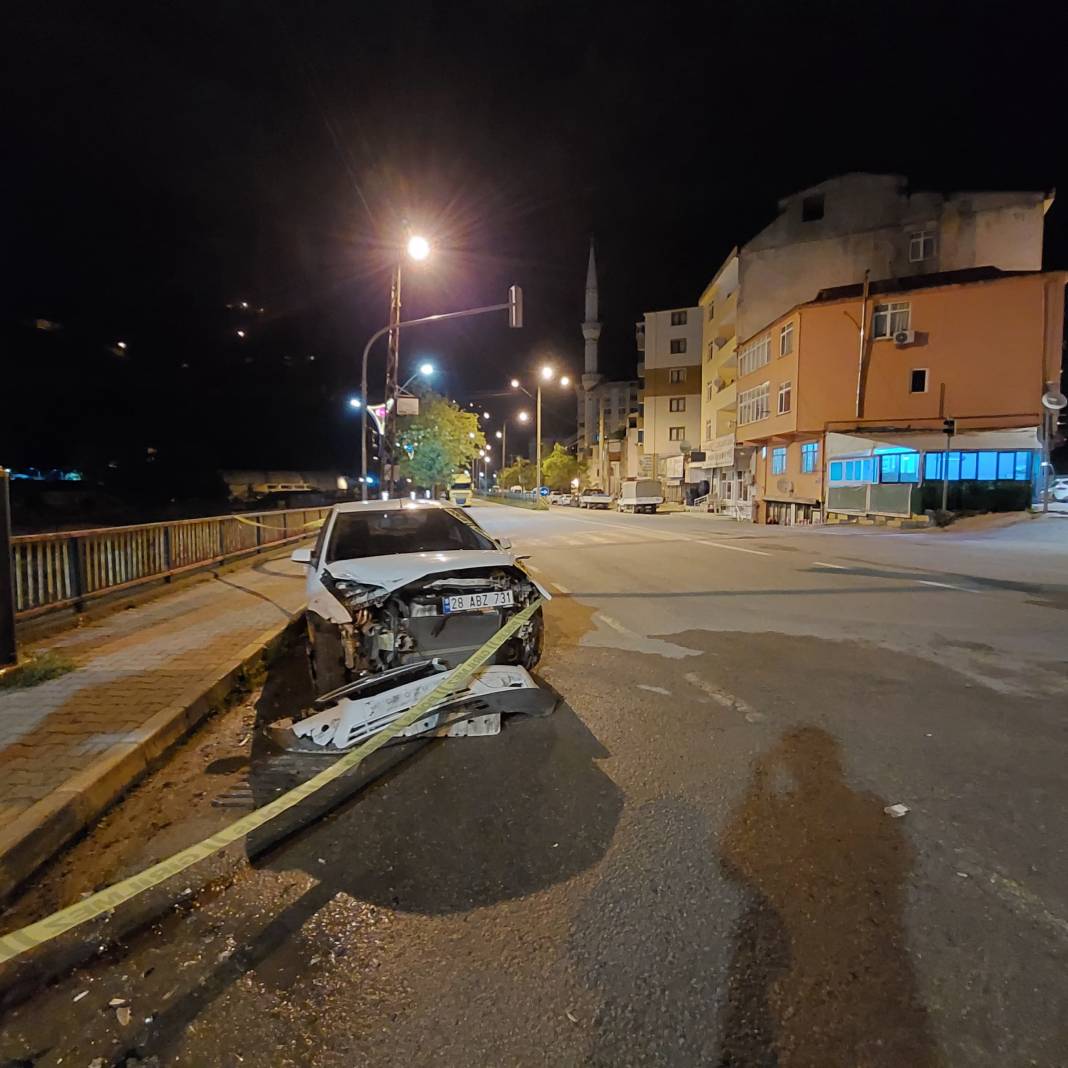 Araçlar kafa kafaya çarpıştı! 2 ölü, 3 yaralı 1