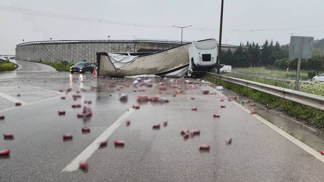 Devrilen TIR'ın dorsesinde yüklü içki kutuları yola saçıldı 1
