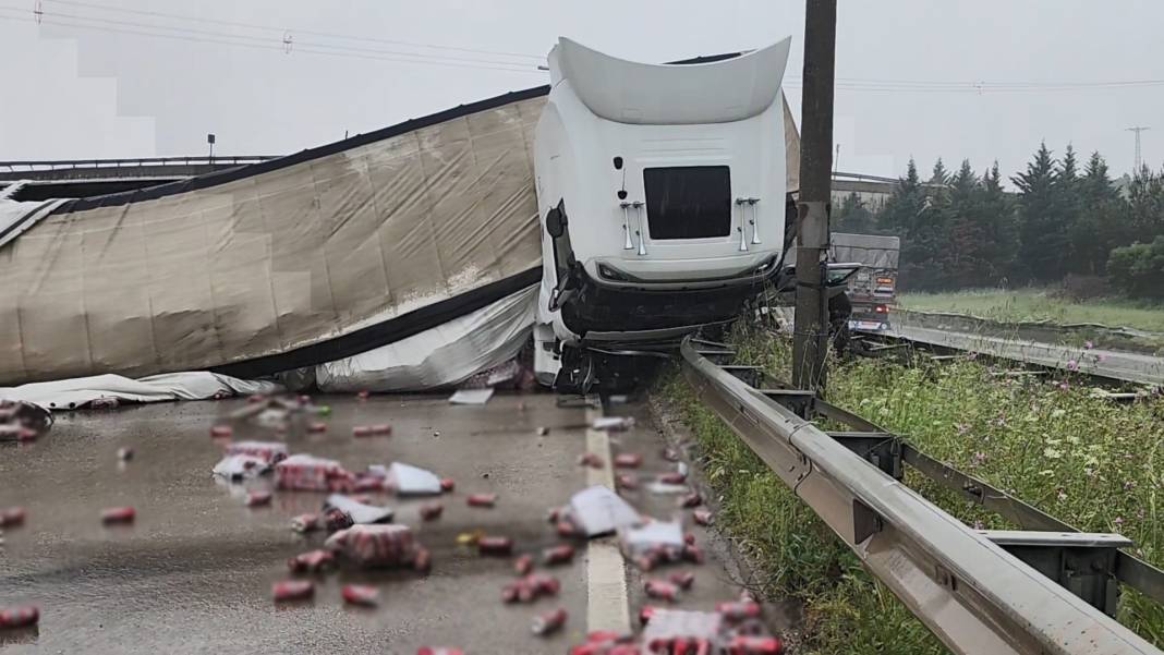 Devrilen TIR'ın dorsesinde yüklü içki kutuları yola saçıldı 2