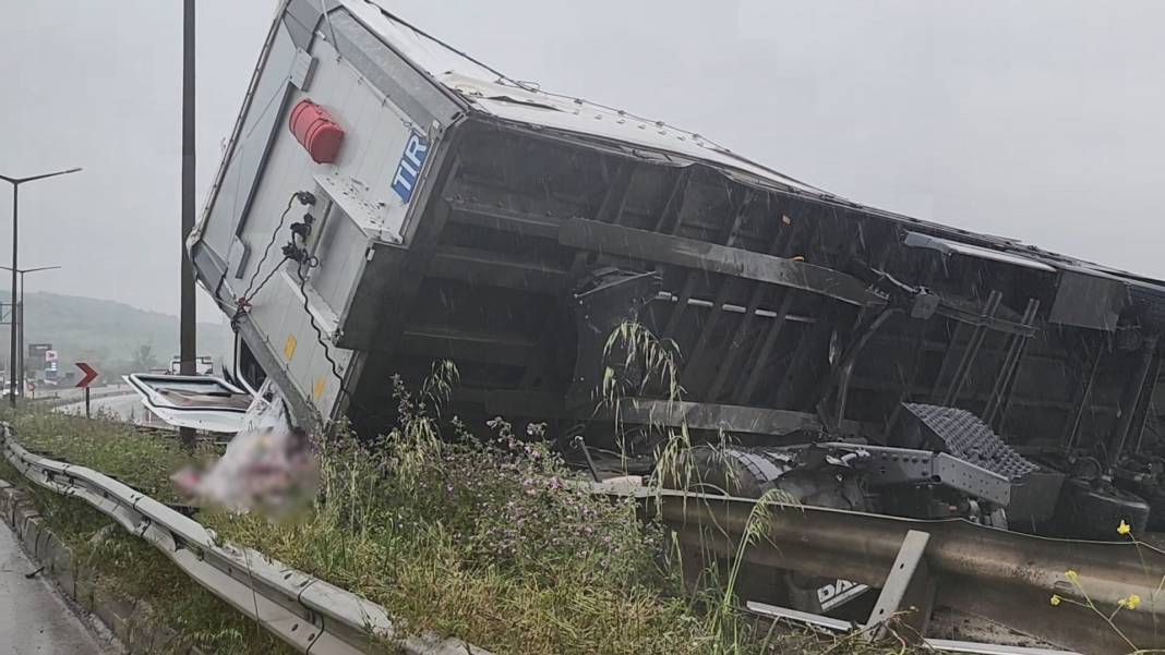 Devrilen TIR'ın dorsesinde yüklü içki kutuları yola saçıldı 3