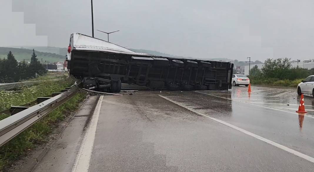 Devrilen TIR'ın dorsesinde yüklü içki kutuları yola saçıldı 4