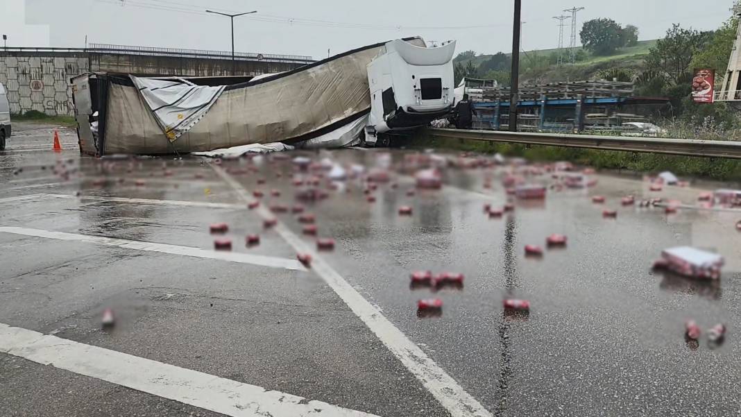 Devrilen TIR'ın dorsesinde yüklü içki kutuları yola saçıldı 5