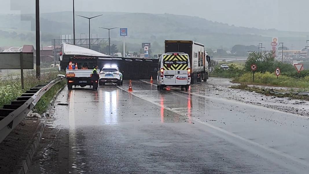 Devrilen TIR'ın dorsesinde yüklü içki kutuları yola saçıldı 6