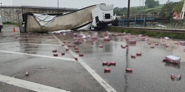 Devrilen TIR'ın dorsesinde yüklü içki kutuları yola saçıldı