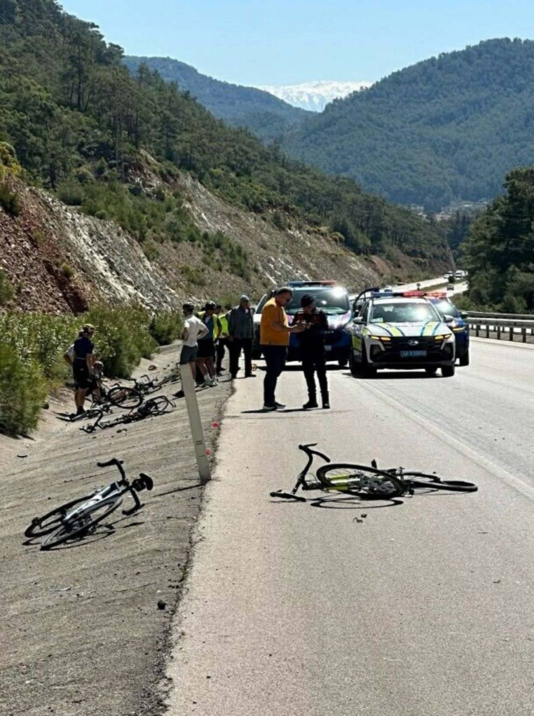 Otomobilin bisikletli gruba çarptığı kazada ölü sayısı 2'ye yükseldi 1