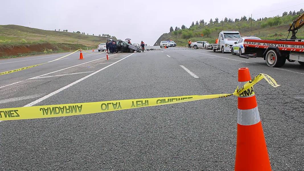 Hafif ticari araç ile otomobil çarpıştı: 2 ölü, 2 yaralı 1