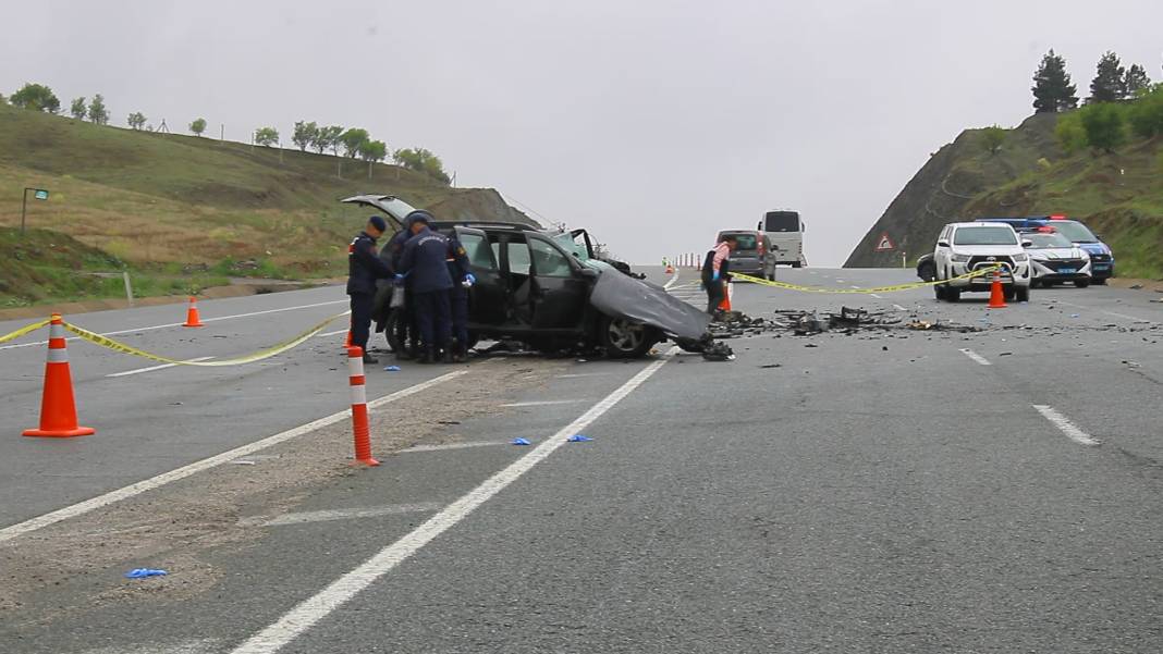 Hafif ticari araç ile otomobil çarpıştı: 2 ölü, 2 yaralı 2