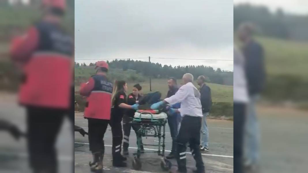 Hafif ticari araç ile otomobil çarpıştı: 2 ölü, 2 yaralı 3