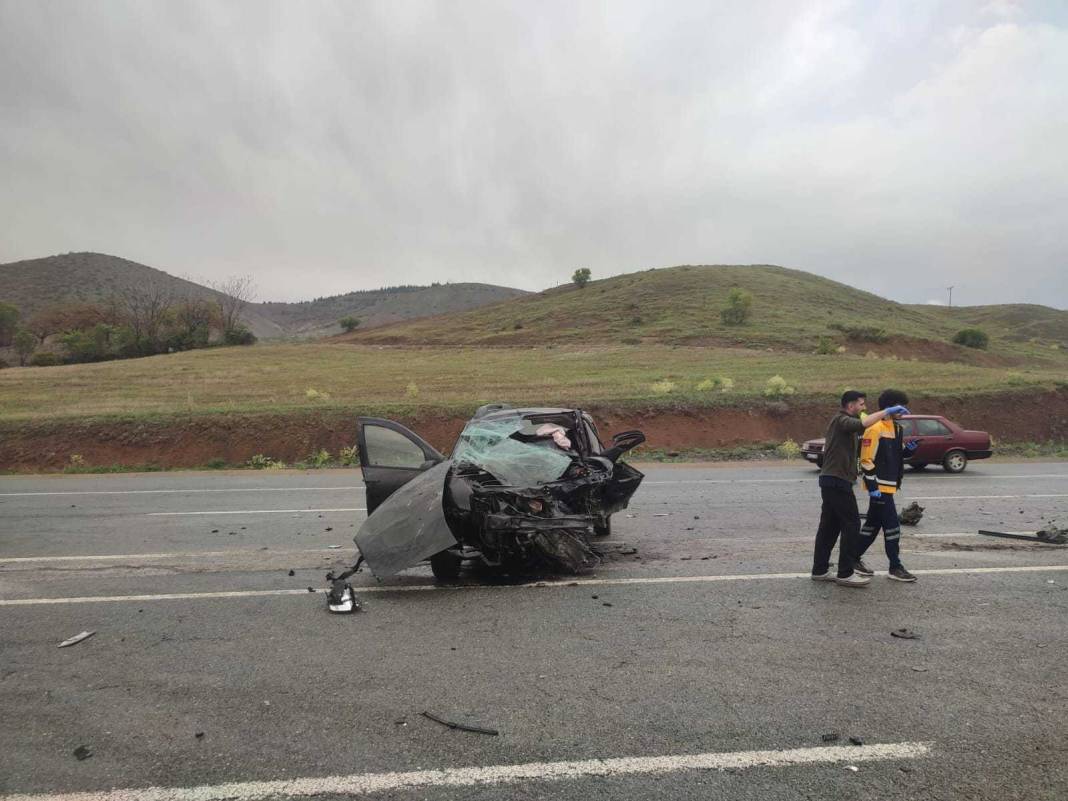 Hafif ticari araç ile otomobil çarpıştı: 2 ölü, 2 yaralı 4