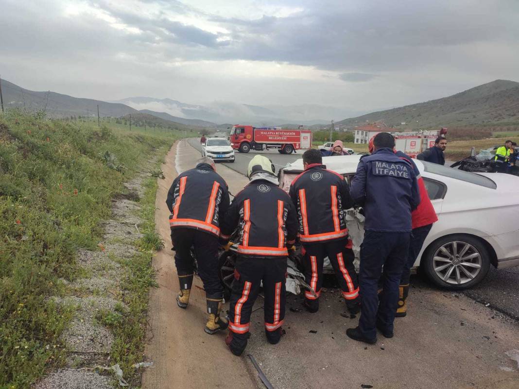 Hafif ticari araç ile otomobil çarpıştı: 2 ölü, 2 yaralı 5