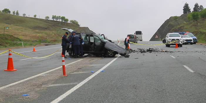 Hafif ticari araç ile otomobil çarpıştı: 2 ölü, 2 yaralı