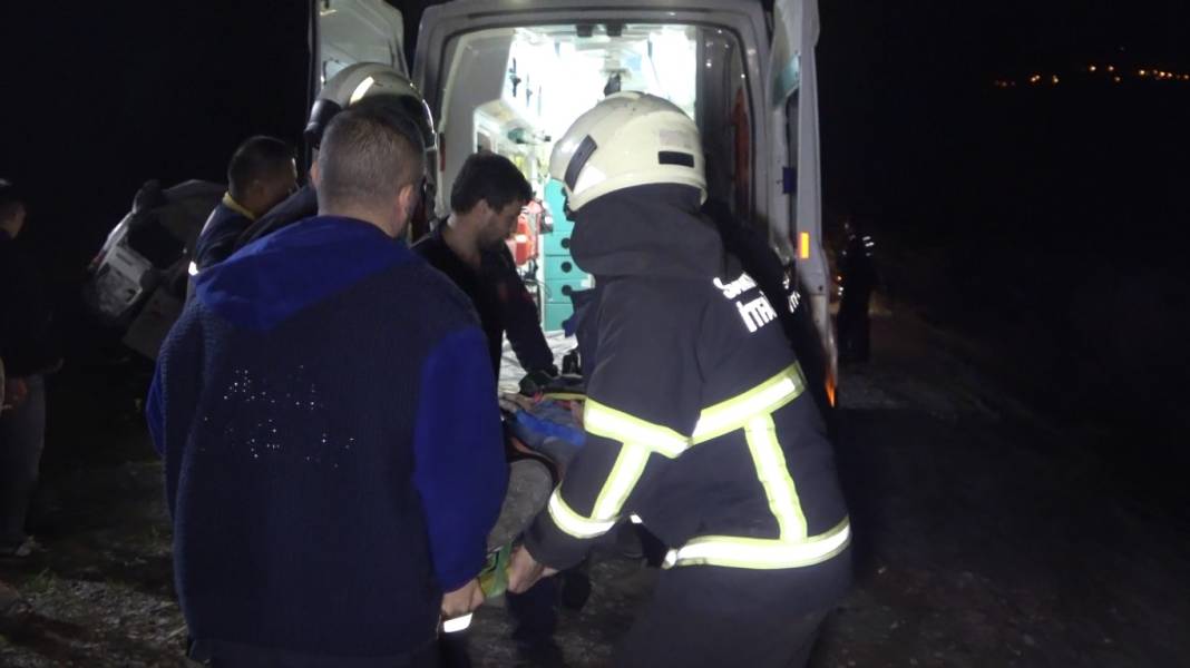 Minibüs şarampole yuvarlandı: Genç kız hayatını kaybetti, 4 yaralı 1