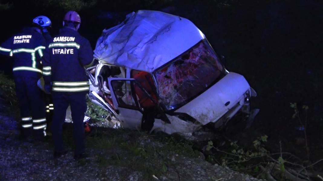 Minibüs şarampole yuvarlandı: Genç kız hayatını kaybetti, 4 yaralı 2