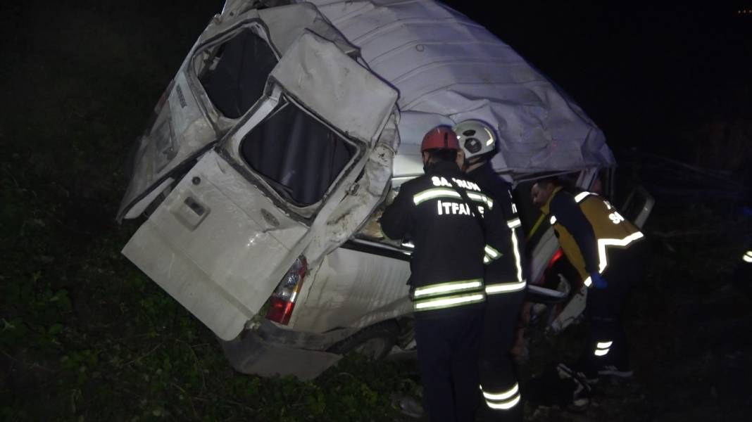 Minibüs şarampole yuvarlandı: Genç kız hayatını kaybetti, 4 yaralı 3