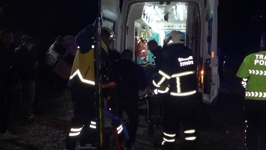 Minibüs şarampole yuvarlandı: Genç kız hayatını kaybetti, 4 yaralı 4