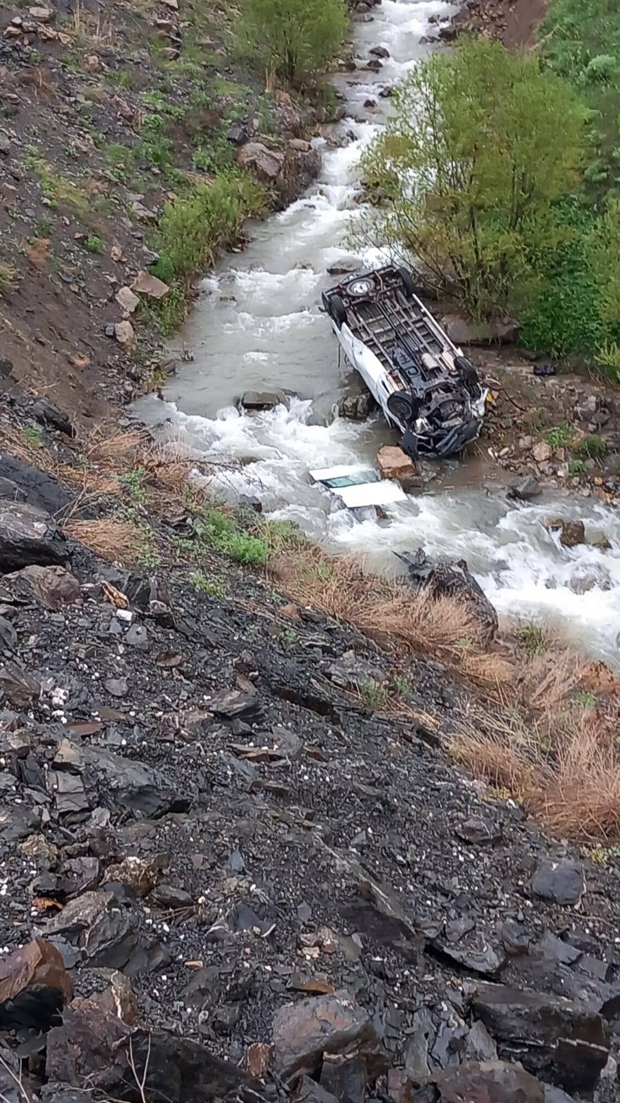 İşçileri taşıyan minibüs dereye devrildi; 2 ölü, 3 yaralı 1